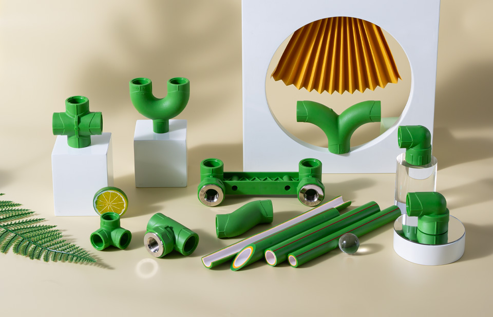 Lotus-effect self-cleaning anti-scaling PP-R pipe
